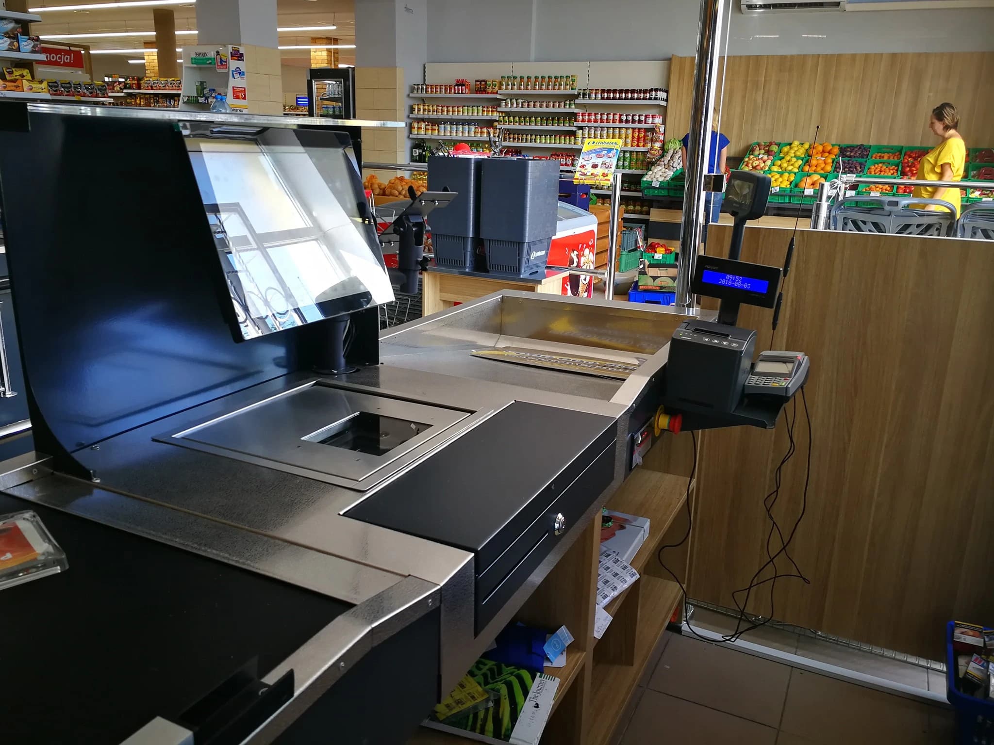 Lada kasowa z monitorem POS, szufladą na gotówkę, drukarką fiskalną i terminalem płatniczym